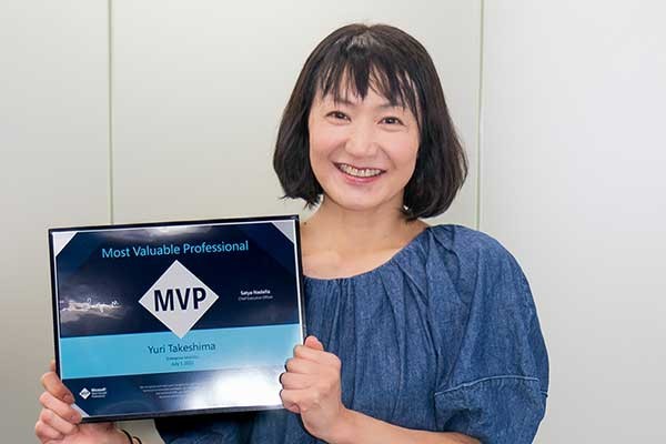 2022年度MVP受賞時の竹島トレーナー